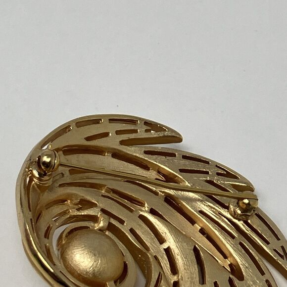 Crown Trifari Brooch Pin Swirl Gold Tone Faux Pearl Vintage Retro Classic MCM - Picture 7 of 15